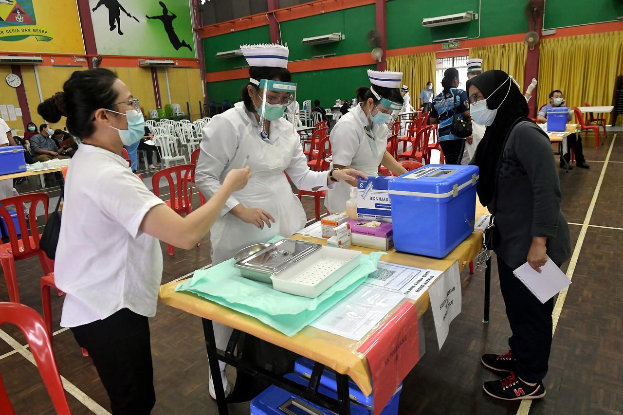 Health workers carry out a dry run for the vaccination programme which will see about 4,000 frontliners inoculated in the first phase, in Serian near Kuching today. Photo: Bernama