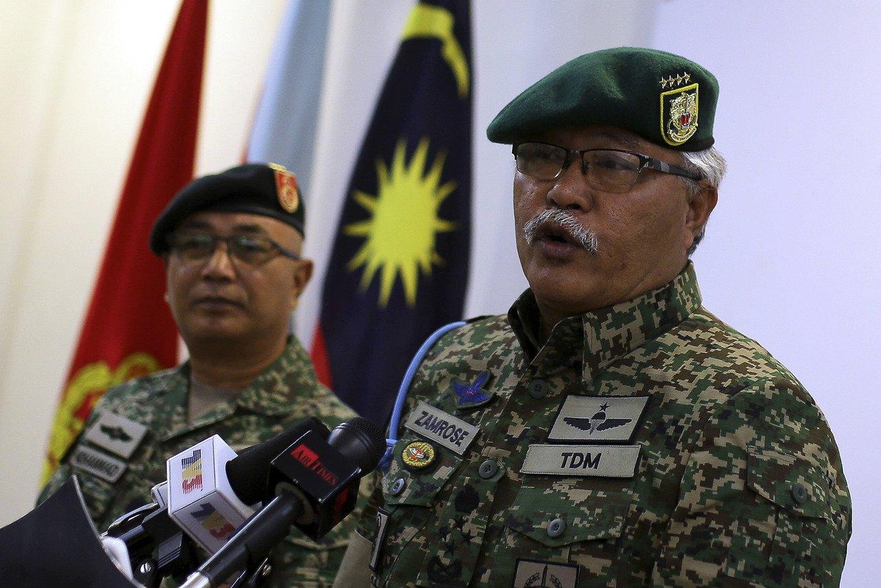 Panglima Tentera Darat Jen Zamrose Mohd Zain (kanan). Gambar: Bernama