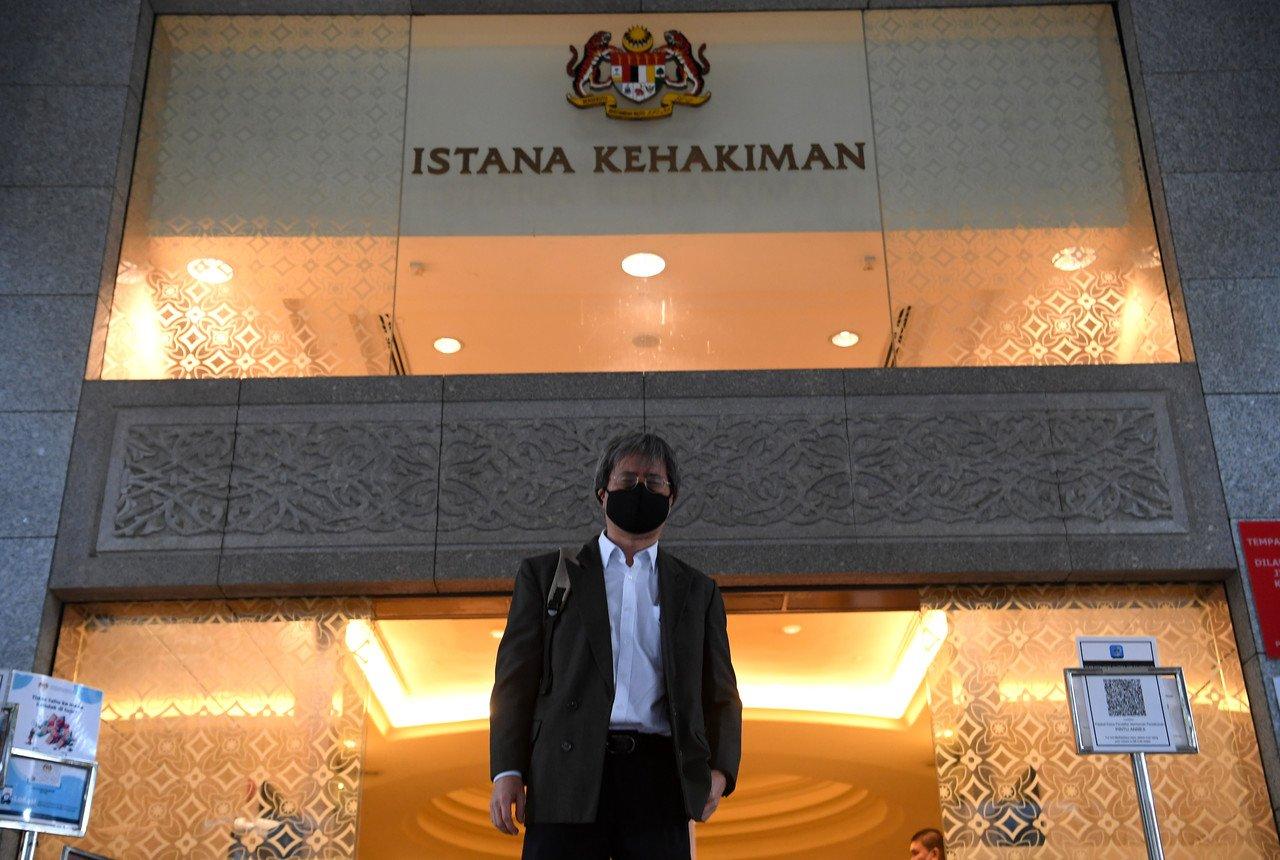Ketua Pengarang Malaysiakini, Steven Gan berdiri di hadapan Mahkamah Persekutuan Istana Kehakiman, Putrajaya semalam, selepas portal berita itu didapati bersalah kerana menghina mahkamah. Gambar: Bernama