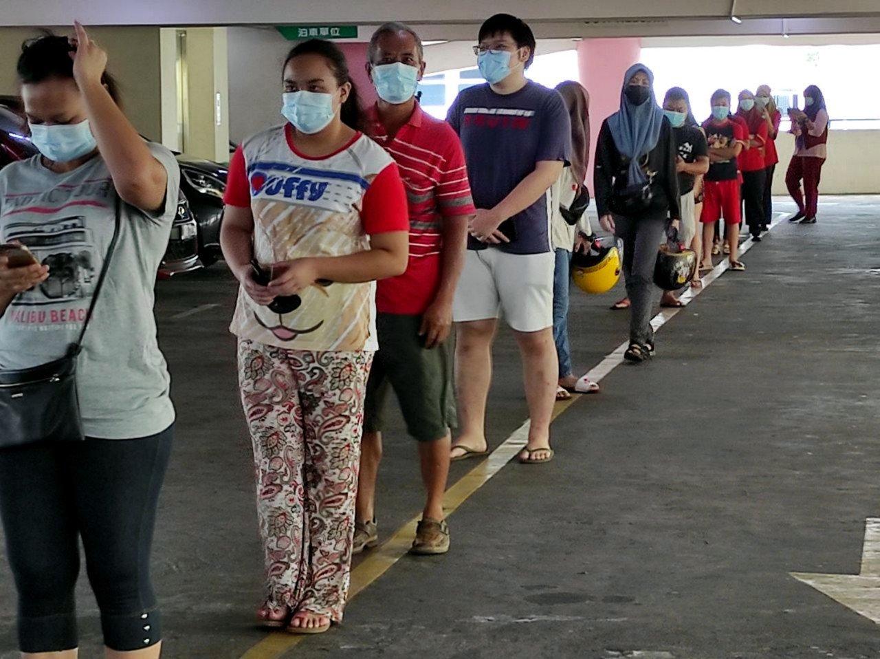 Antara penduduk dari Zon 7 Tiong Hua sedang menjalani ujian swab dalam operasi pengesanan secara aktif (ACD) Covid-19 semalam di bangunan parkir kenderaan bertingkat Majlis Perbandaran Sibu. Gambar: Bernama