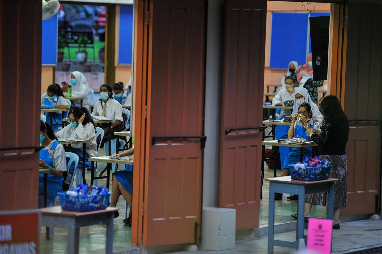 Calon-calon Sijil Pelajaran Malaysia (SPM) 2020 patuh terhadap prosedur operasi standard (SOP) dengan memakai pelitup muka ketika berada di dalam dewan peperiksaan di Sekolah Menengah Kebangsaan Convent Bukit Nanas hari ini. Gambar: Bernama