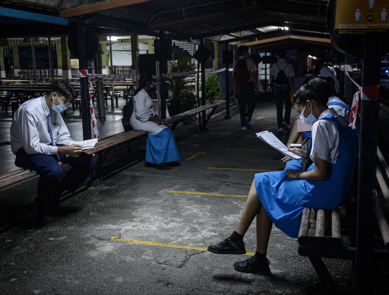SPM candidates at SMK Subang Jaya complete some last-minute studying before the first exam today. Photo: Bernama