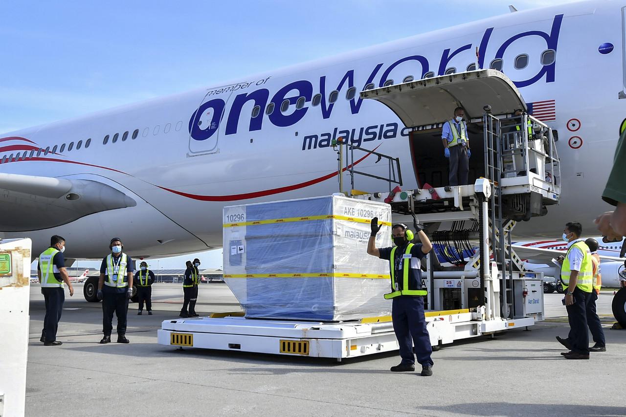 Pesawat yang membawa 312,390 dos vaksin Pfizer-BioNTech untuk penghantaran pertama ke Malaysia. Gambar: Bernama