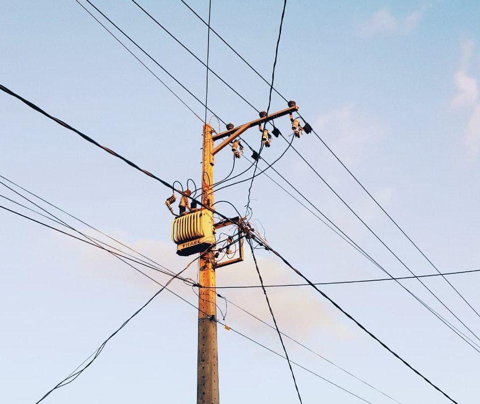 A man in China scaled a utility pole to do sit-ups off the top of it, stunning onlookers and causing a power cut to thousands of homes, media said today. Photo: Pexels