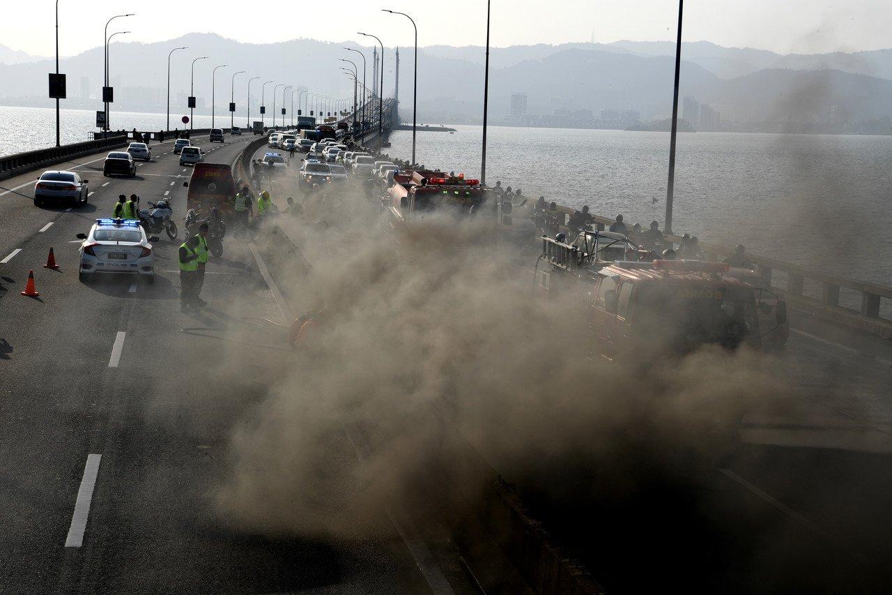 Kabel elektrik di bawah Jambatan Pulau Pinang di KM 3.3 dekat sini terbakar yang turut menyebabkan kesesakan teruk trafik di kedua-dua hala dalam kejadian petang semalam. Gambar: Bernama
