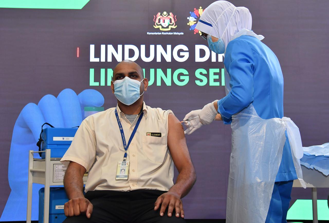 Pemandu Pejabat Kesihatan Putrajaya Clement Marai Francis menerima suntikan vaksin Covid-19 pada Program Imunisasi Covid-19 Kebangsaan semalam. Gambar: Bernama