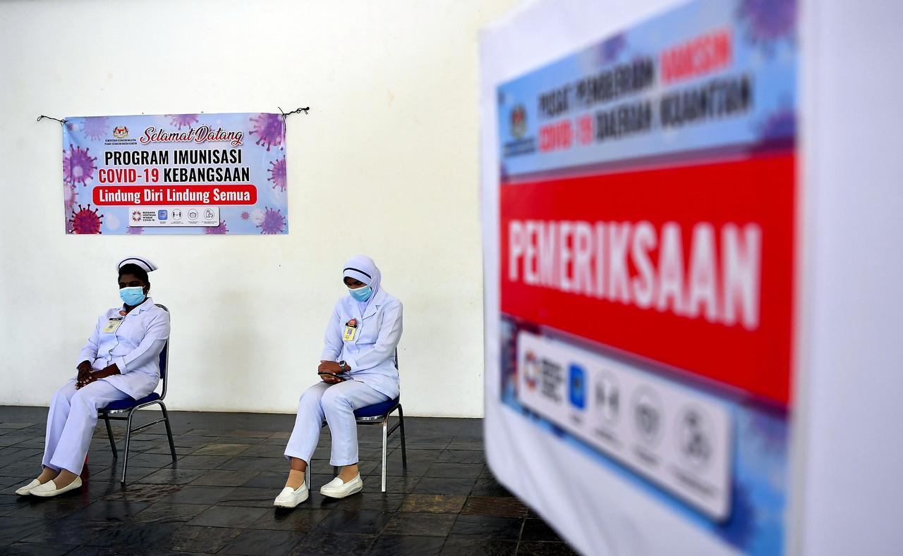Petugas barisan hadapan Kementerian Kesihatan (KKM) berehat selepas menjalankan persiapan akhir di Pusat Pemberian Vaksin Covid-19 Daerah Kuantan. Gambar: Bernama