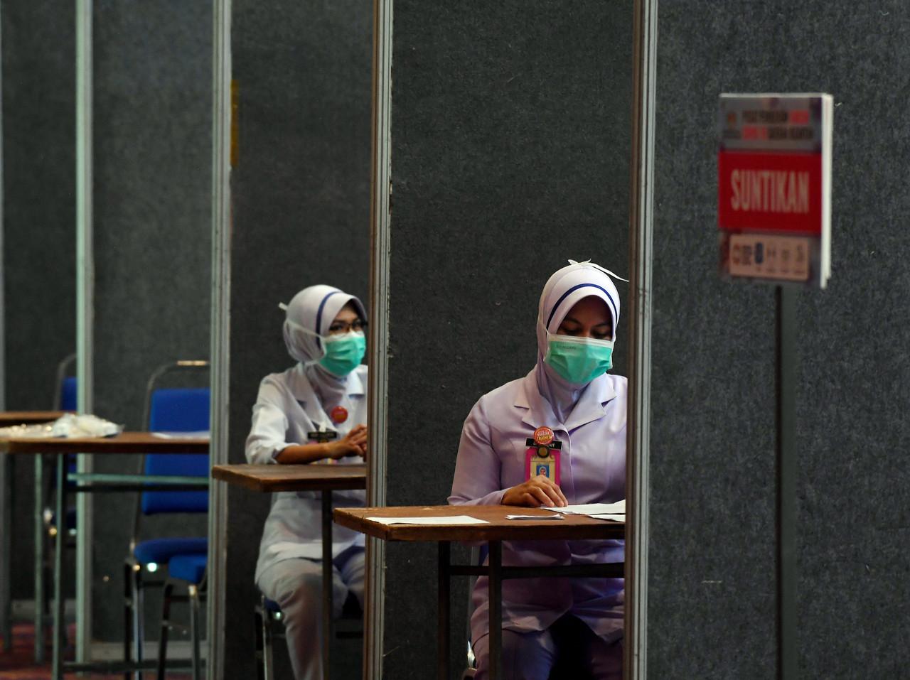 Petugas barisan hadapan Kementerian Kesihatan Malaysia (KKM) giat menjalankan persiapan akhir di Pusat Pemberian Vaksin Covid-19 Daerah Kuantan di Dewan Jubli Perak Sultan Ahmad Shah baru-baru ini. Gambar: Bernama