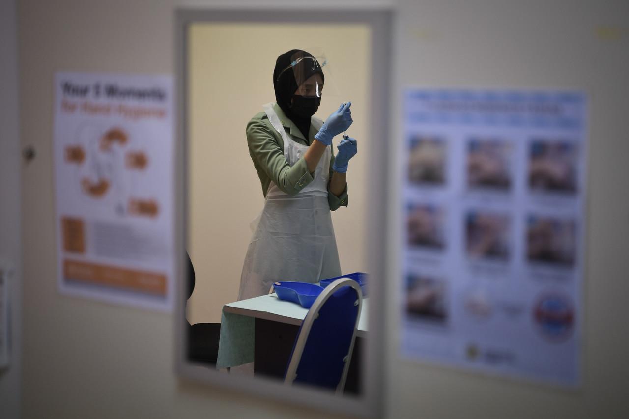 Anggota Perkhidmatan Kesihatan Angkatan Tentera Malaysia (ATM) memasukkan cecair vaksin jenis Pfizer-BioNTech menggunakan picagari khas 'Low Dead Volume' (LDV) di Hospital Angkatan Tentera (HAT) Tuanku Mizan. Gambar Bernama.