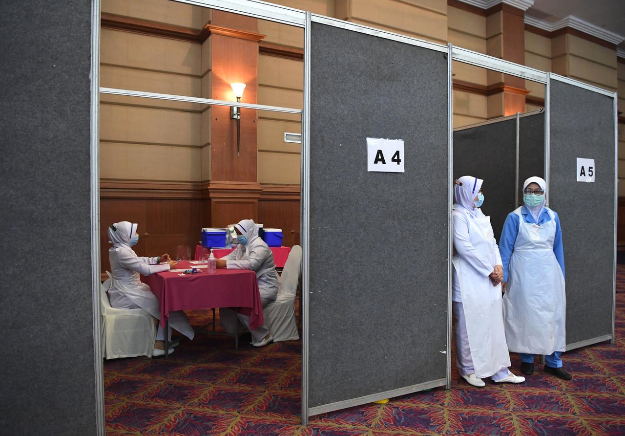 Petugas-petugas Kementerian Kesihatan Malaysia (KKM) bersedia melakukan suntikan vaksin COVID-19 jenis Pfizer-BioNTech ke atas petugas barisan hadapan di Pusat Pemberian Vaksin COVID-19 Daerah Kuantan. Gambar: Bernama