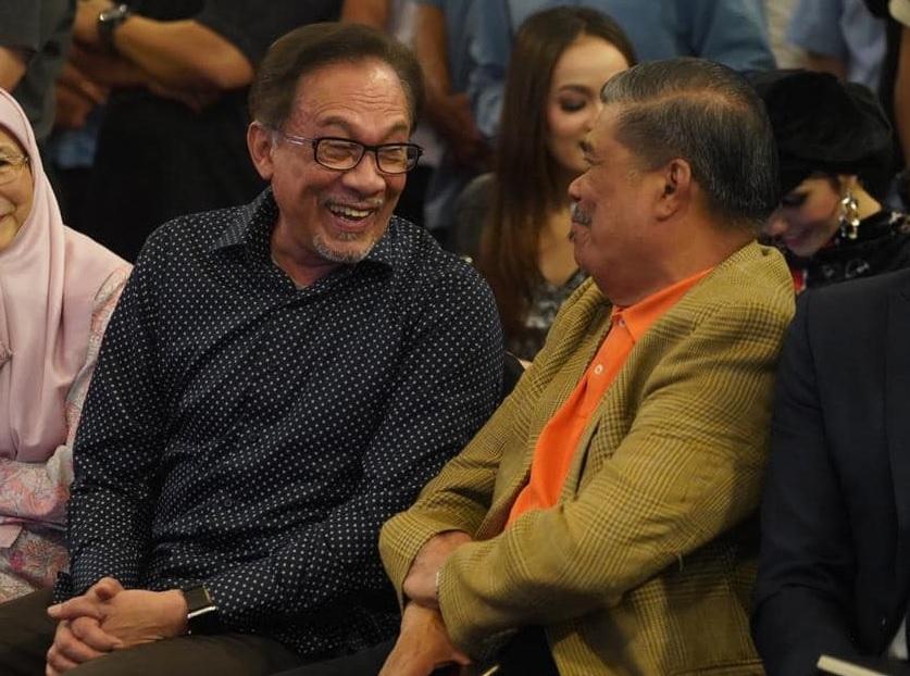 Gambar fail Presiden PKR Anwar Ibrahim dan Presiden Amanah Mohamad Sabu. Sejak tahun lalu, lima wakil rakyat Amanah di Selangor dan Johor sudah menyertai PKR. Gambar: Facebook