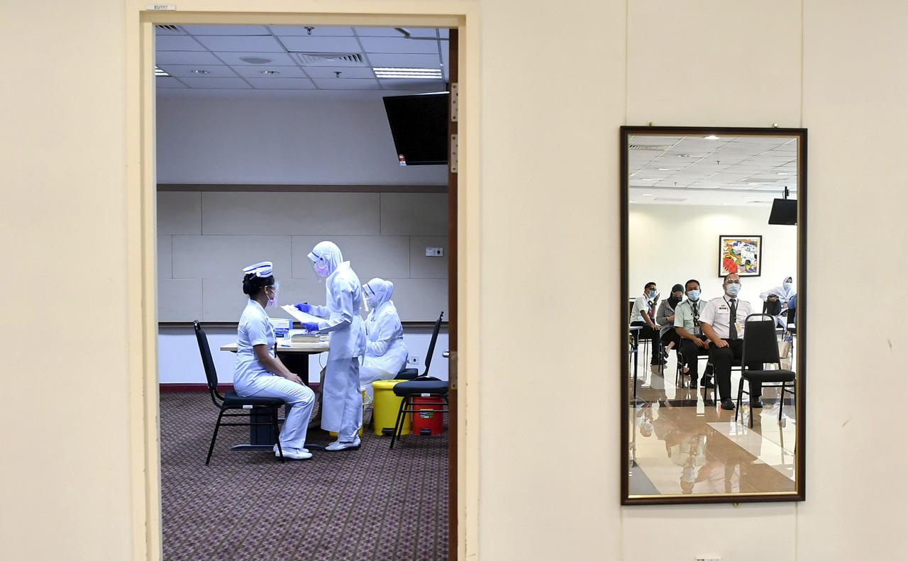 Mereka yang memotong barisan untuk suntikan vaksin bakal berdepan tindakan tegas kerajaan. Gambar: Bernama