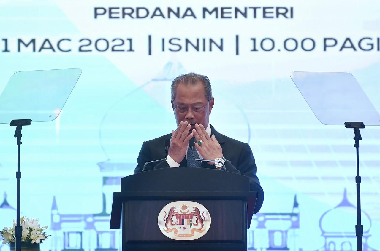Perdana Menteri Muhyiddin Yassin membaca doa selepas menyampaikan Amanat Perdana Setahun Malaysia Prihatin di Pusat Konvensyen Antarabangsa Putrajaya (PICC) hari ini. Gambar: Bernama