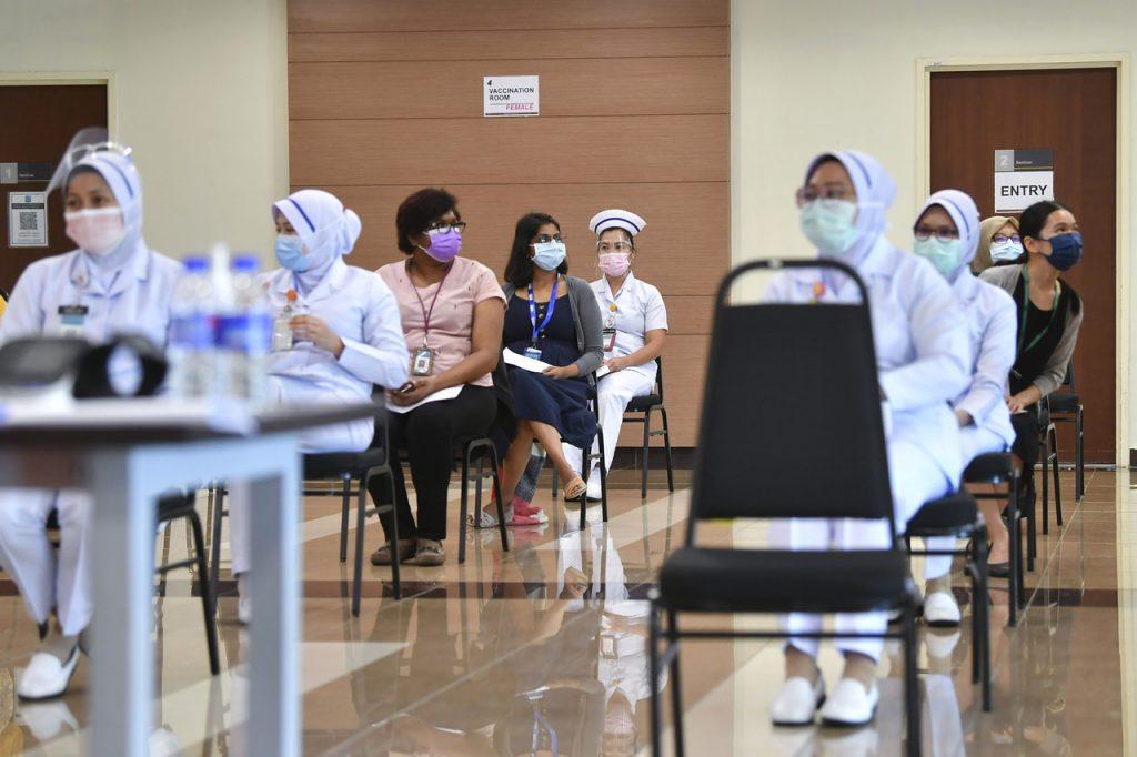 Frontline healthcare workers at the National Cancer Institute in Putrajaya undergo observation after receiving their first dose of the Pfizer-BioNTech vaccine for Covid-19. Photo: Bernama