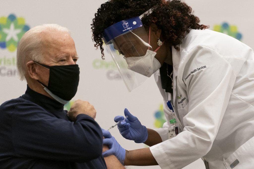 Joe Biden menerima suntikan dos pertama vaksin Covid-19.  Gambar: AP