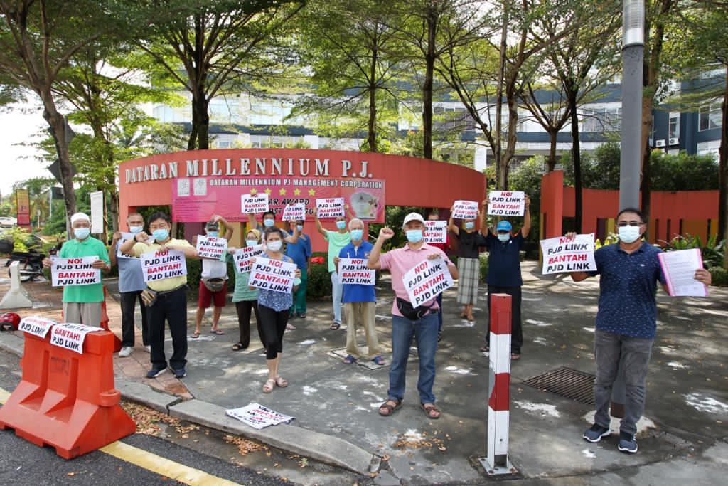 A group of residents from Section 14 and Taman Paramount hold banners protesting against the PJD Link. Photo: Sheikh Moqhtar Kadir