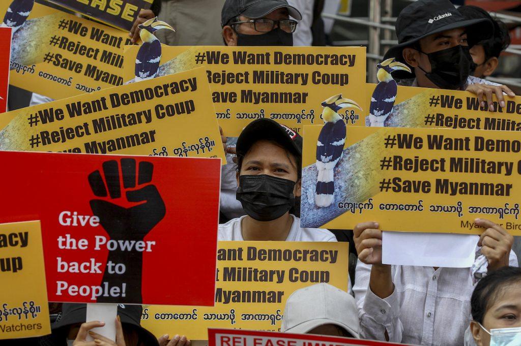 Rakyat Myanmar membantah kudeta tentera terhadap kerajaan demokratik  yang memimpin negara itu sejak sedekad lalu. Gambar: AP