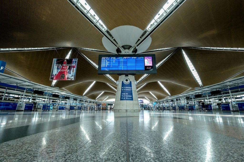 Kes Covid-19 dengan varian baru ditemui ketika ujian swab sebaik ketibaan mereka di lapang terbang. Gambar: Bernama