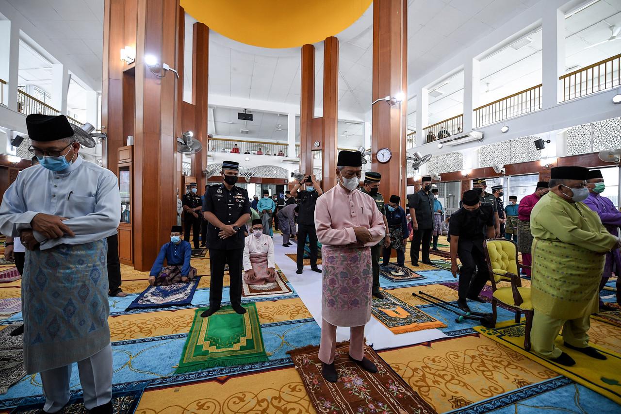 Perdana Menteri Muhyiddin Yassin hari menunaikan solat Jumaat di Masjid Negeri Perlis hari ini. Gambar: Bernama