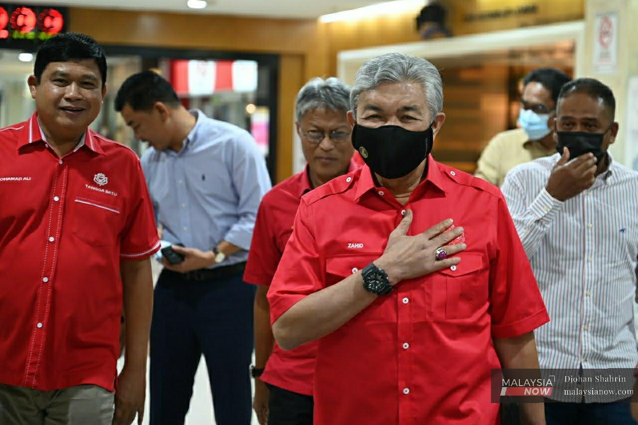 Presiden Umno dan Pengerusi BN Ahmad Zahid Hamidi dilihat menjadi liabiliti kepada partinya susulan tindakan canggung yang diambil beliau.