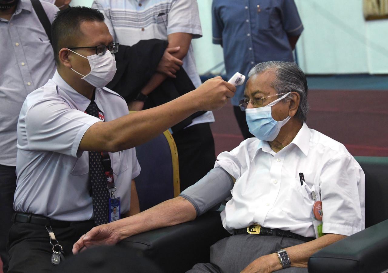 Dr Mahathir diperiksa semesa menerima suntikan vaksin Covid-19. Gambar: Bernama