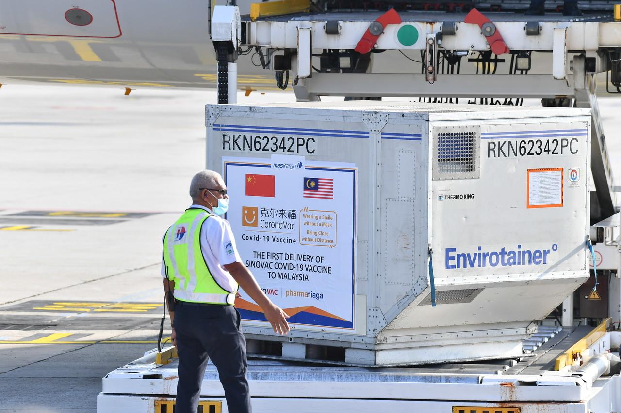 Malaysia's first shipment of CoronaVac vaccine by China's Sinovac arrives at KLIA in Sepang from Beijing, China, on Feb 27. About 200 litres of the vaccine was delivered, enough for more than 300,000 doses to be administered under the national immunisation programme. Photo: Bernama