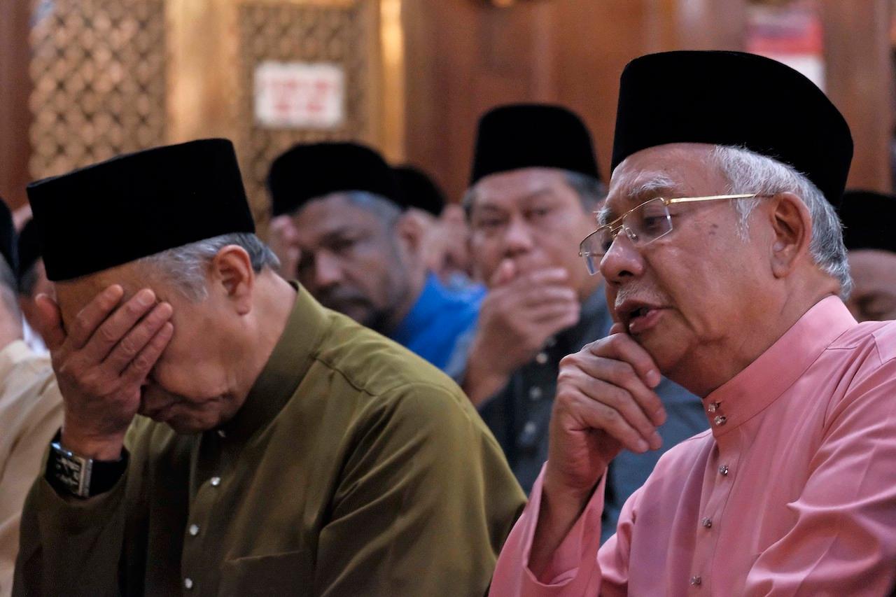 Former prime minister Najib Razak (right) and his former deputy Ahmad Zahid Hamidi (left) during an Umno event in Kuala Lumpur just after the May 9, 2018 general election. Najib and Zahid are among the most vocal leaders calling for a break in ties with Perikatan Nasional government. Photo: AP
