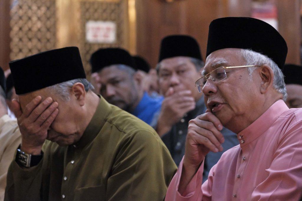 Zahid Hamidi dan Najib Razak kini masih dibicarakan di mahkamah berhubung pertuduhan rasuah. Gambar: AP