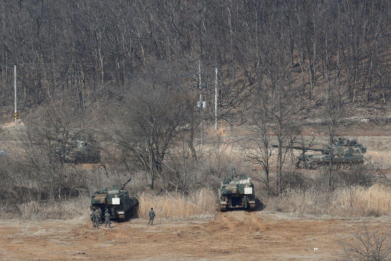 South Korean army K-9 self-propelled howitzers take positions in Paju, South Korea, near the border with North Korea, March 7. The South Korean and US militaries are scaling back their annual exercises this month due to the Covid-19 pandemic and to support diplomacy focusing on North Korea's nuclear programme, officials say. Photo: AP