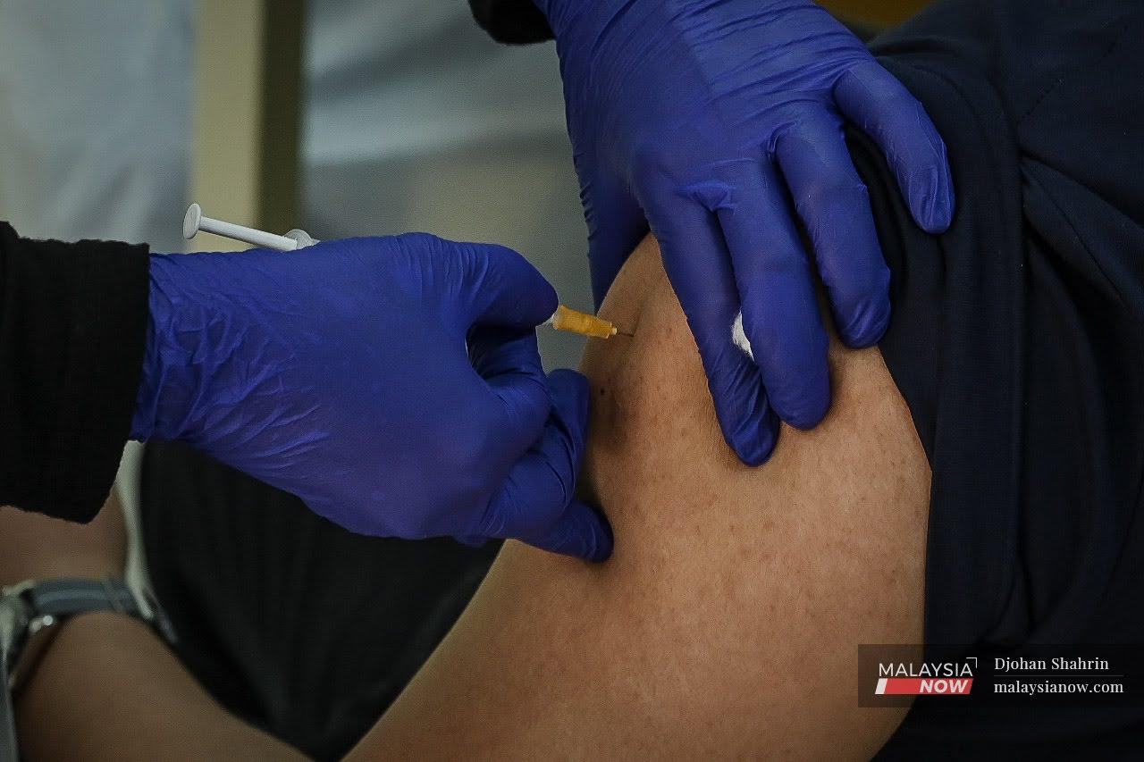 Barisan hadapan menerima suntikan vaksin di Hospital UiTM, Sungai Buloh.