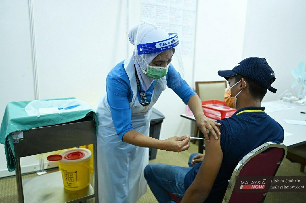 Program vaksinasi kebangsaan dimulakan sejak 24 Februari lalu.
