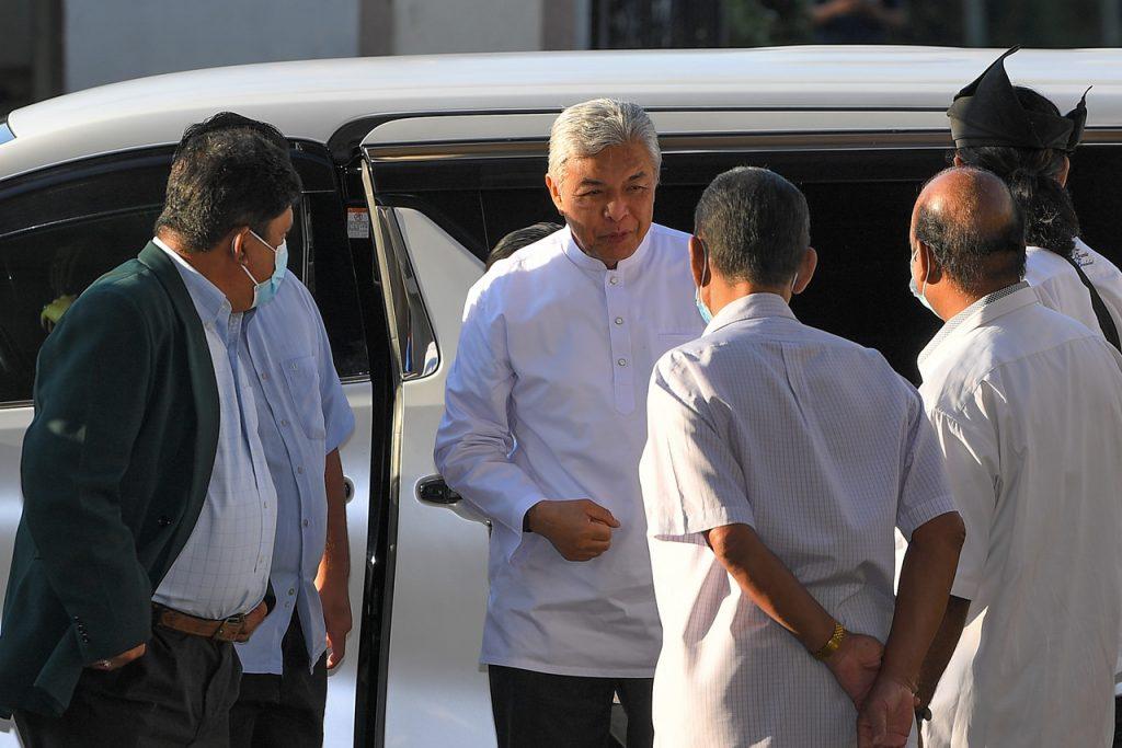 Presiden Umno ketika tiba di Mahkamah Tinggi untuk perbicaraan. Gambar: Bernama