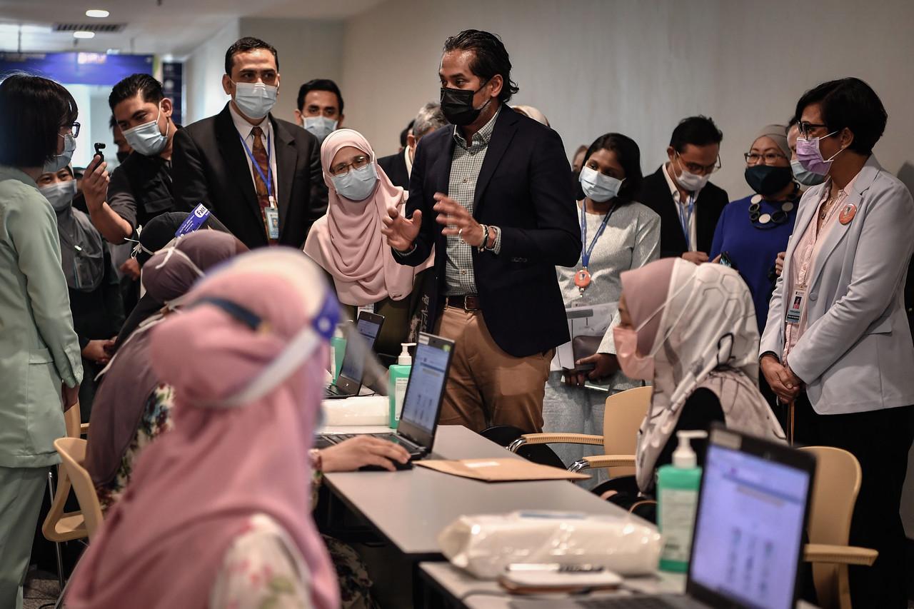 Menteri Penyelaras Program Imunisasi Covid-19 Kebangsaan Khairy Jamaluddin melawat PPV di Pusat Perubatan Universiti Malaya di Petaling Jaya. Gambar: Bernama