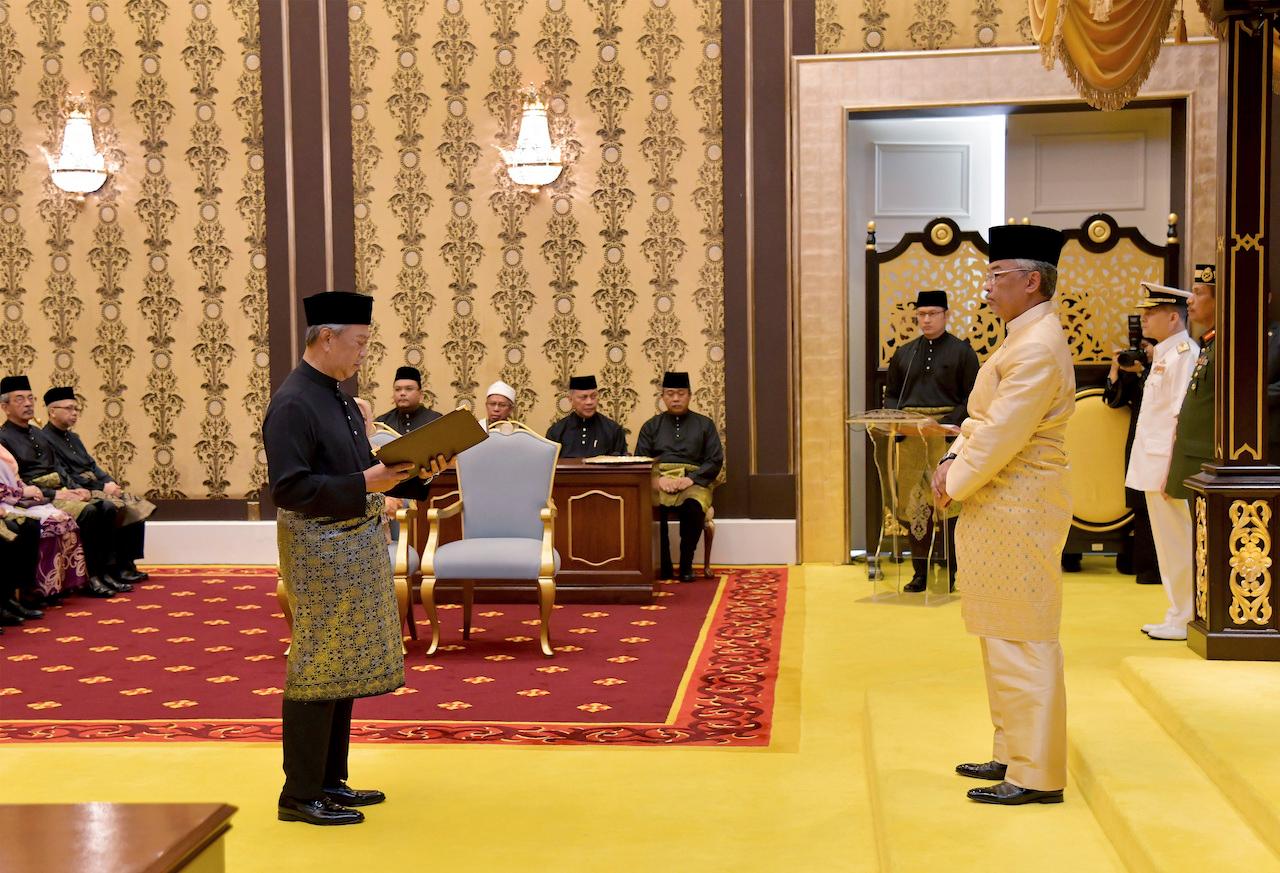 Muhyiddin Yassin being sworn in as prime minister before Yang di-Pertuan Agong Sultan Abdullah Sultan Ahmad Shah at Istana Negara in Kuala Lumpur, March 1, 2020. Photo: AP