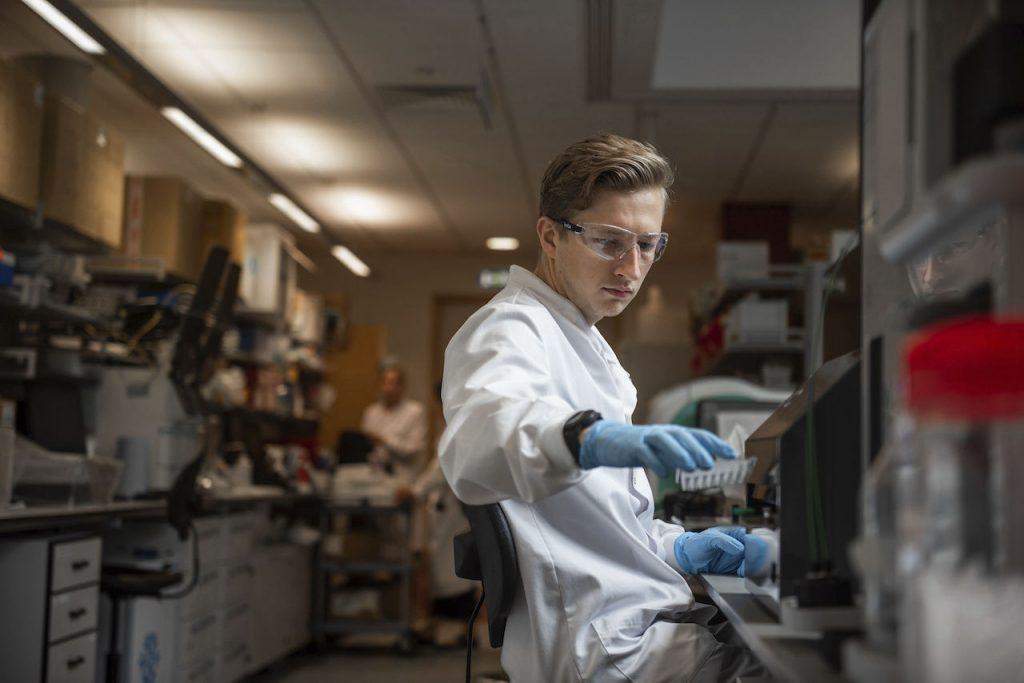A researcher at the Jenner Institute in Oxford, England works on the coronavirus vaccine developed by AstraZeneca and Oxford University. Photo: AP