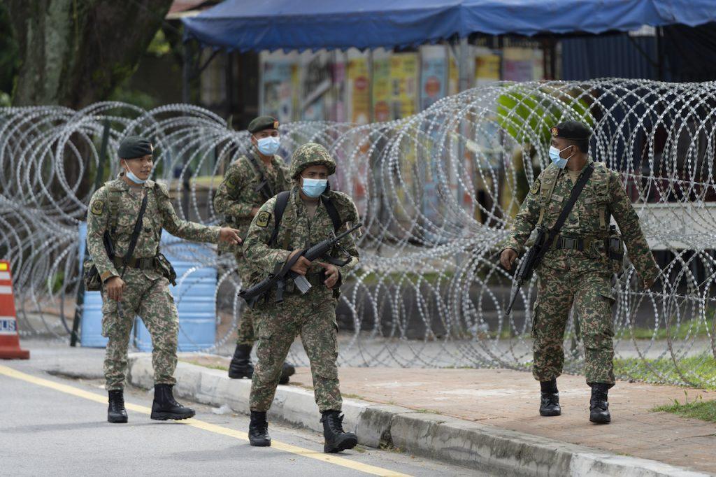 Barisan hadapan negara di kawasan-kawasan sempadan menjadi penerima awal vaksin. Gambar: Bernama
