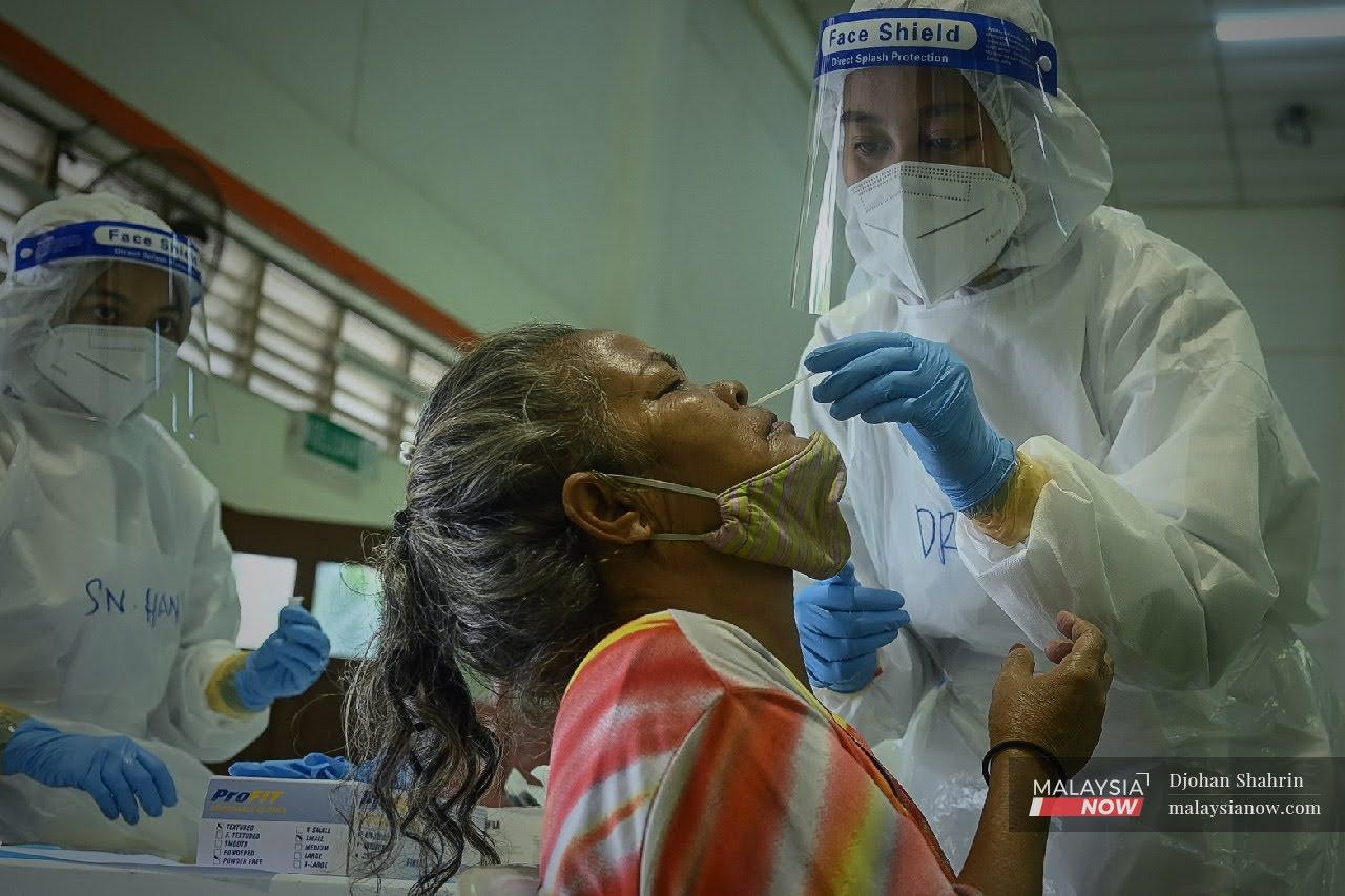Penduduk Orang Asli Temuan melakukan ujian saringan RTK-Antigen secara percuma oleh pasukan kesihatan Klinik Selcare di Desa Temuan, Bukit Lanjan.