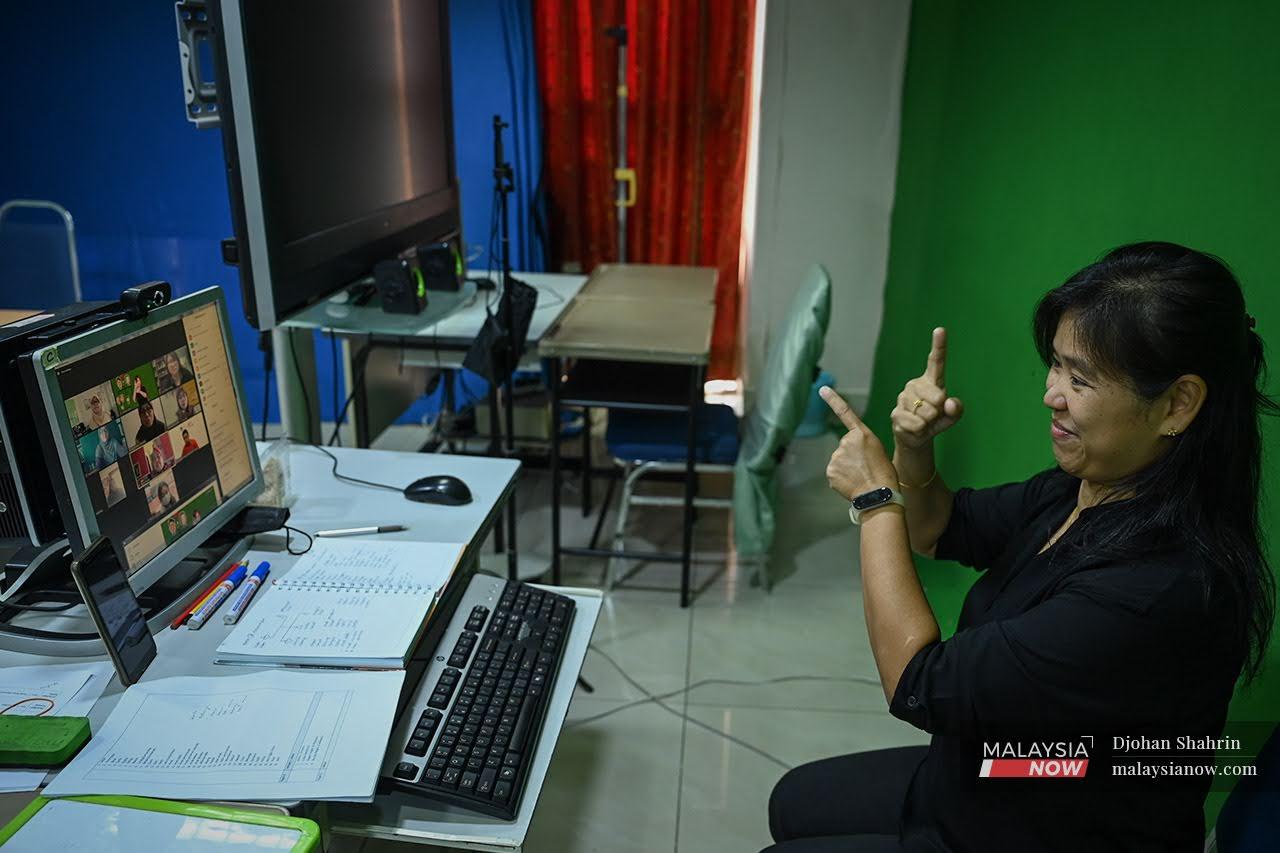 Guru Bahasa Isyarat Malaysia, Helen Low mengajar secara atas talian kepada pelajar-pelajarnya yang tidak pekak untuk mempelajari bahasa isyarat.
