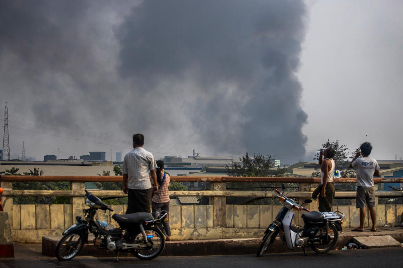 Black smoke billows from the industrial zone of Hlaing Thar Yar township in Yangon, Myanmar, March 14. Attacks on Chinese-run factories in Myanmar's biggest city drew demands Monday from Beijing for protection for their property and employees. Photo: AP