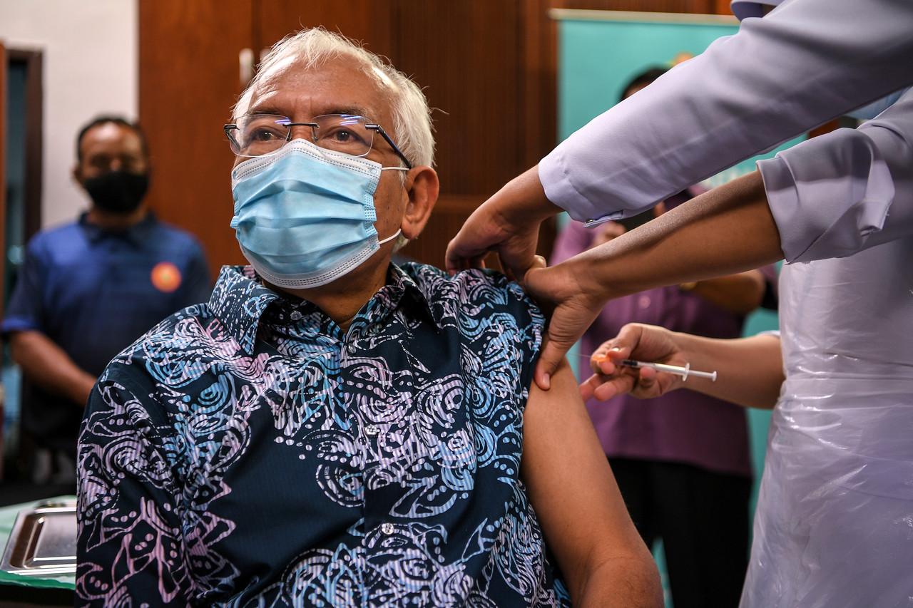 Mahdzir Khalid menerima suntikan vaksin Covid-19. Gambar: Bernama