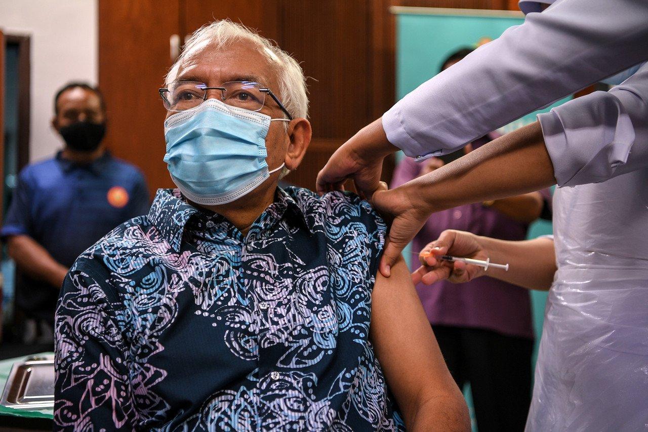 Mahdzir Khalid menerima suntikan vaksin Covid-19. Gambar: Bernama