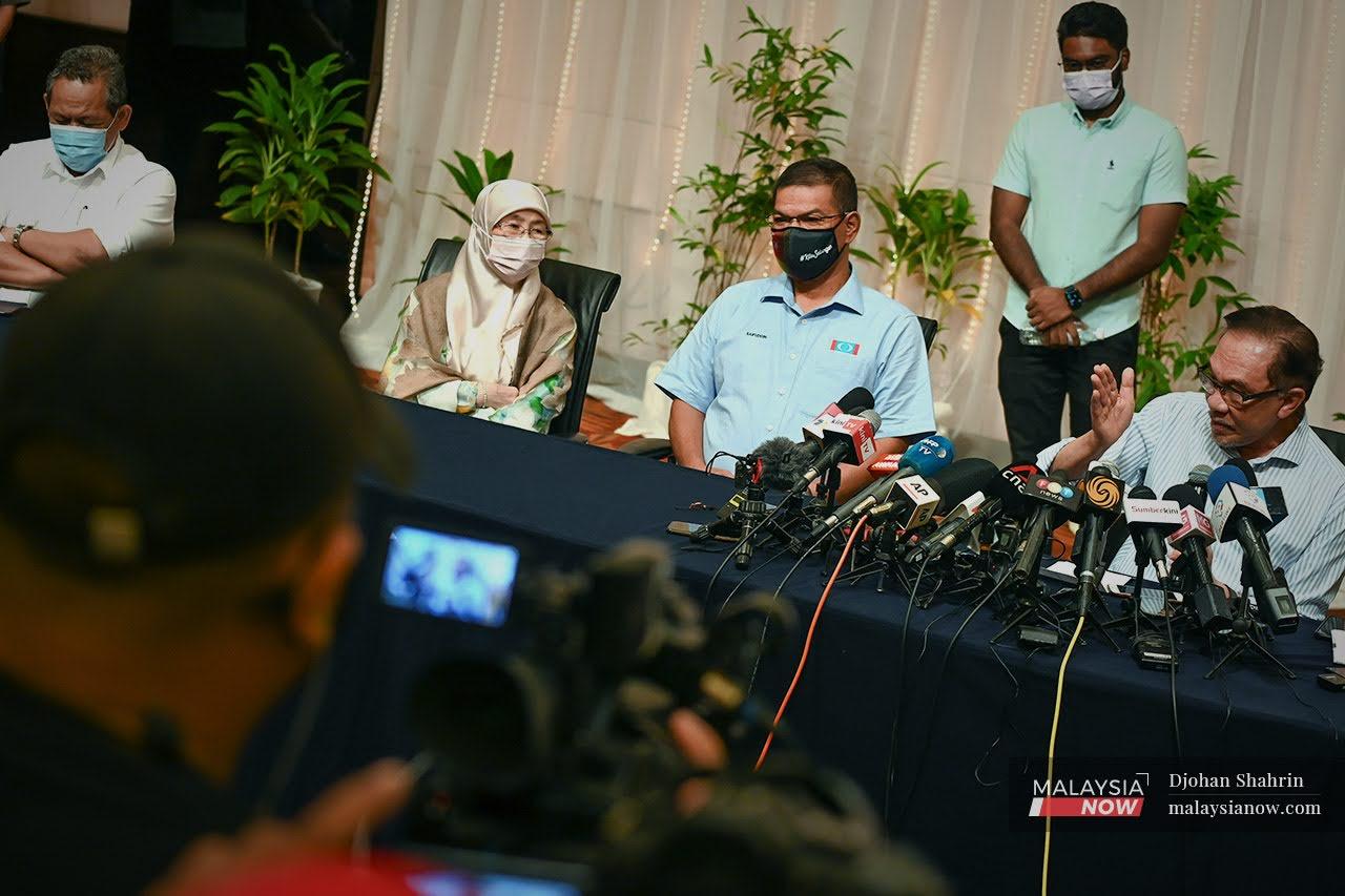 PKR president Anwar Ibrahim (right) speaks at a press conference in Petaling Jaya where, among others, he confirmed preliminary talks between his party and Umno. With him are PKR secretary-general Saifuddin Nasution Ismail and Dr Wan Azizah Wan Ismail.
