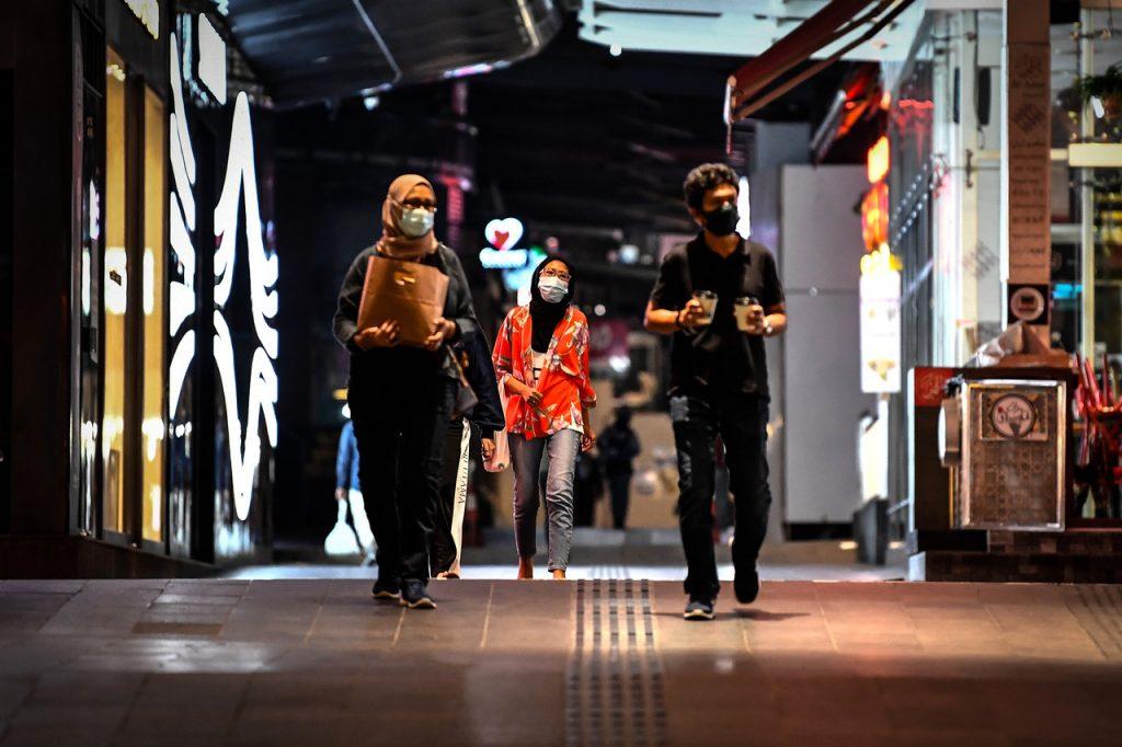 People wearing face masks to curb the spread of Covid-19 walk around in Kuala Lumpur. Covid-19 transmission dynamics so far appear to have been influenced mainly by government interventions like mask mandates and travel restrictions rather than weather, a task team says. Photo: Bernama