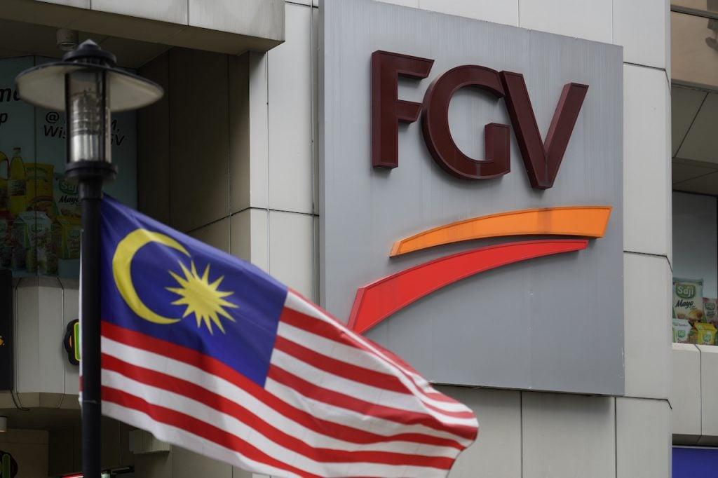 Dengan penguasaan ke atas FGV, Felda dijangka dapat menyelesaikan masalah kewangan yang dihadapinya. Gambar: AP