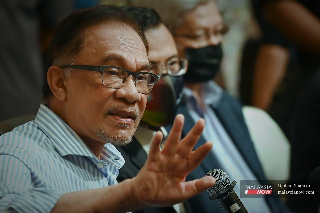 Anwar Ibrahim berkata sesuatu pada sidang media selepas mengadakan mesyuarat bersama pucuk kepimpinan PKR dan menjawab tentang isu kerjasama dengan Umno.