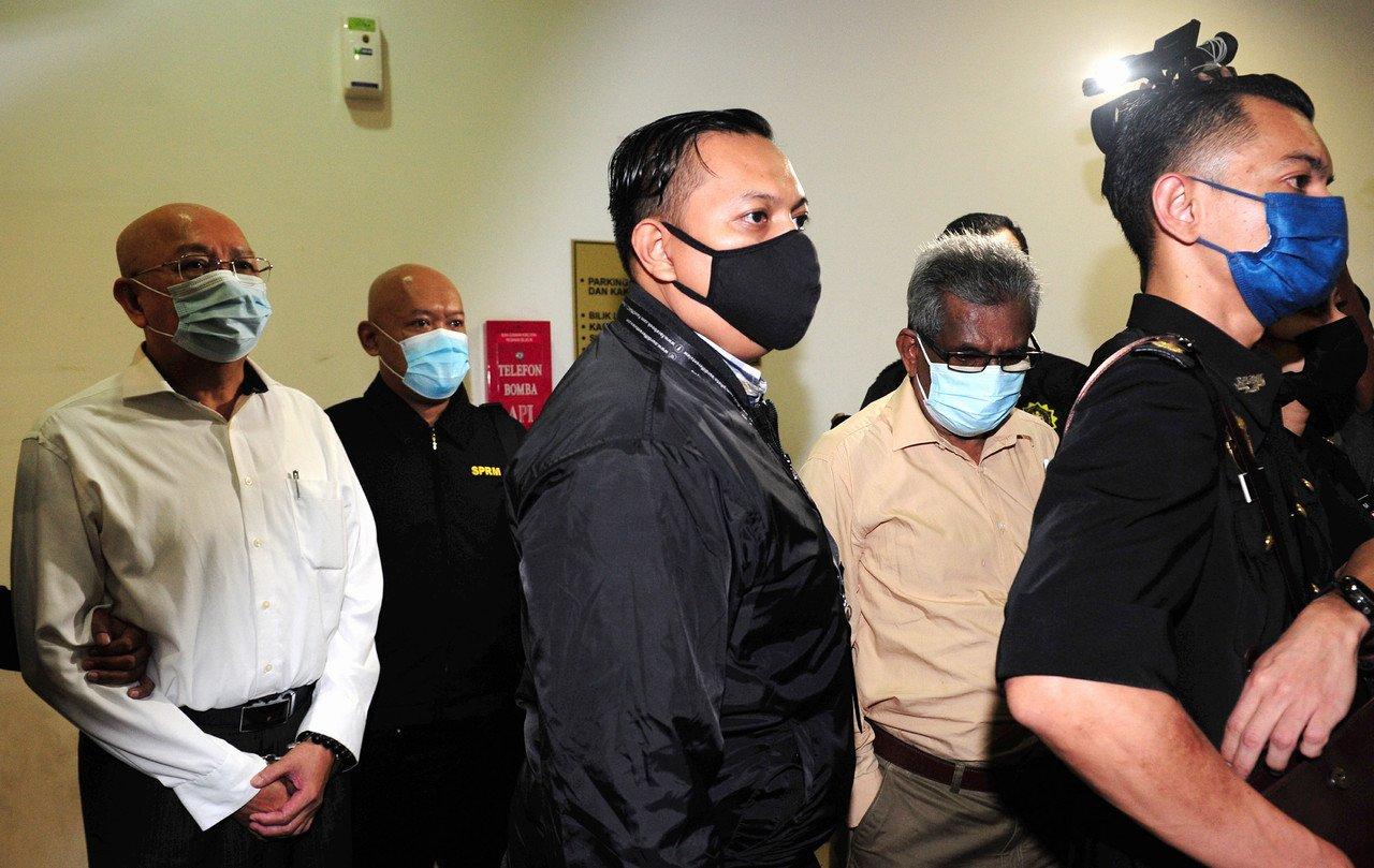 Pristine Offshore Sdn Bhd director Abdul Kamal Mohd Mydeen (second right) and its former director Chew Ben Ben (left) at the Sessions Court in Shah Alam today where they faced charges in the country's first commercial graft case. Photo: Bernama