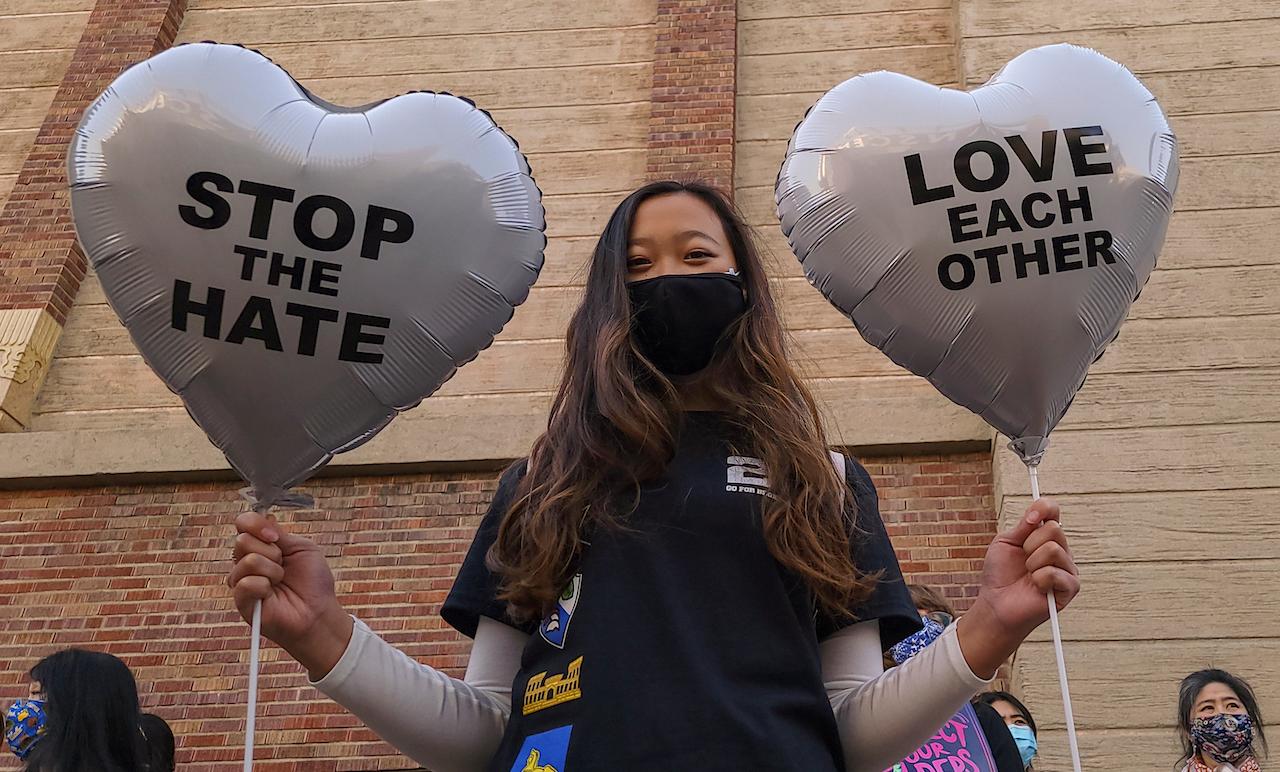 An Asian girl holds up balloons during a rally to raise awareness about anti-Asian violence in Los Angeles, California, March 13. China says discrimination against Asian Americans has been on the rise, two days after a white man gunned down eight people, six of them Asian-American women, across three spas in Atlanta, Georgia. Photo: AP