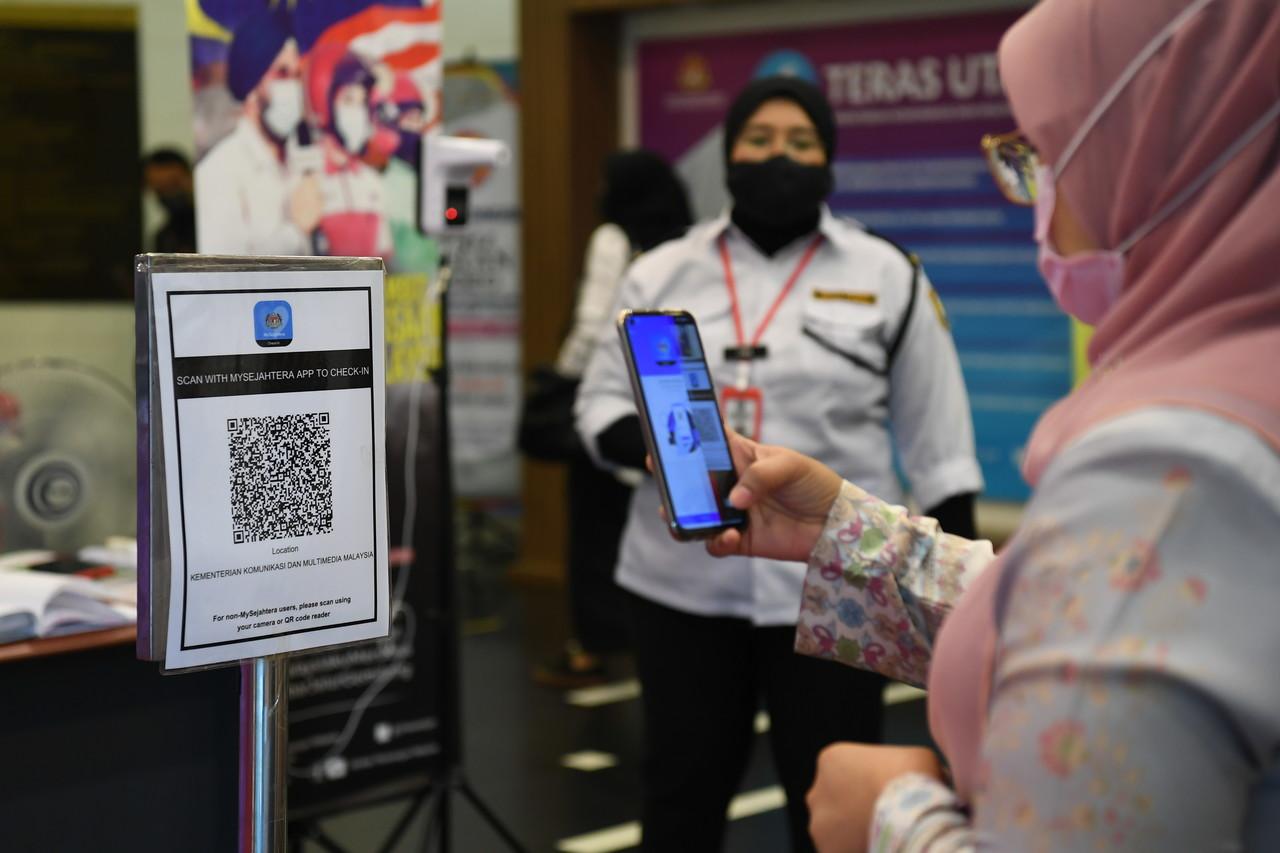 Those who fail to register using the log book or MySejahtera application when entering a premise or who do not observe physical distancing will face compounds of RM1,500 under the Emergency (Prevention and Control of Infectious Diseases) (Amendment) Ordinance 2021. Photo: Bernama