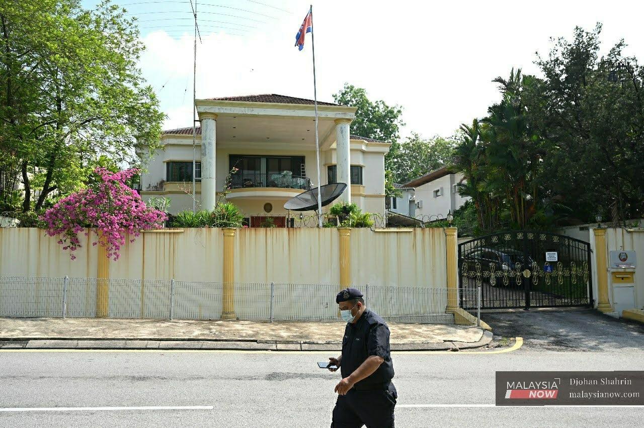 Kerajaan memberikan masa 48 jam untuk pegawai diplomatik Korea Utara meninggalkan Malaysia.