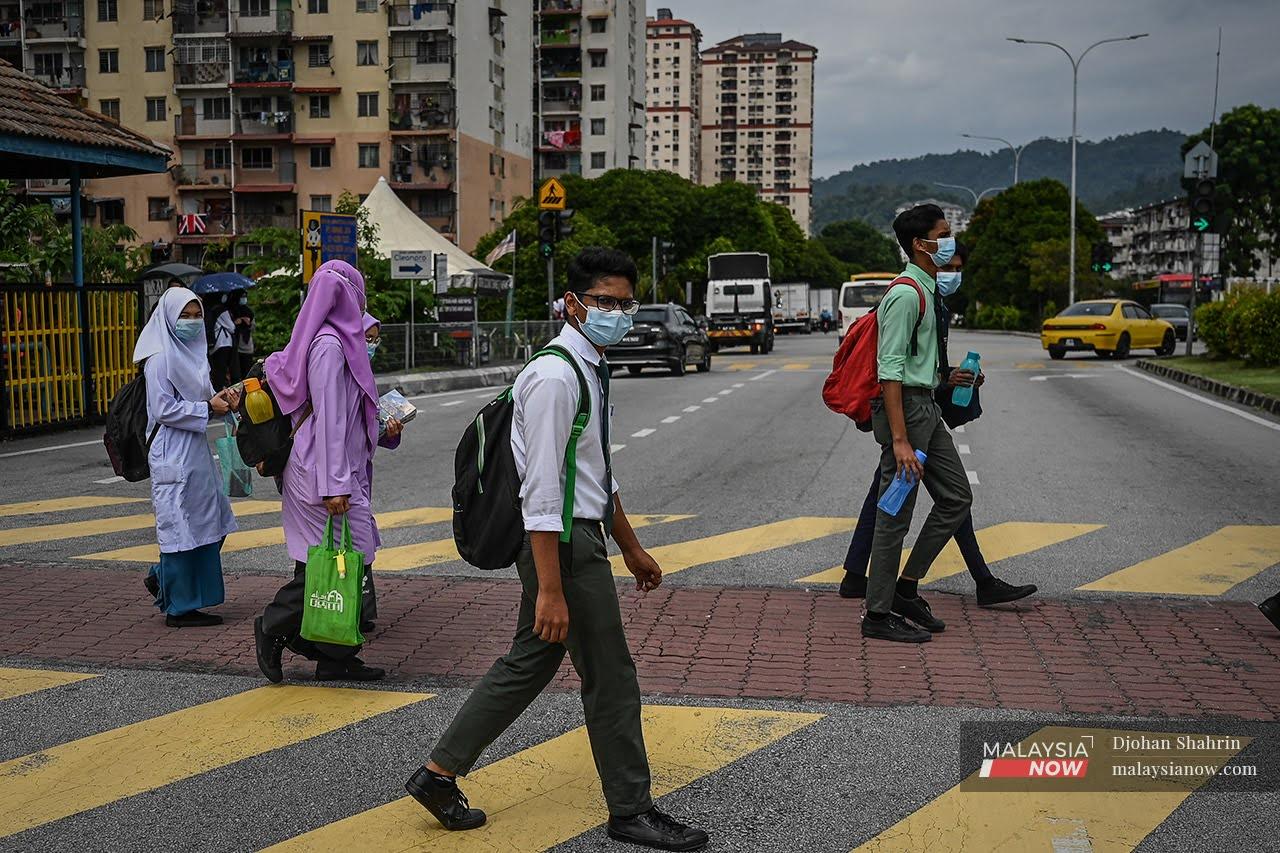 Beberapa pelajar Sekolah Menengah Kebangsaan Bandar Baru Ampang  berjalan pulang ke rumah masing-masing setelah tamat sesi persekolahan.